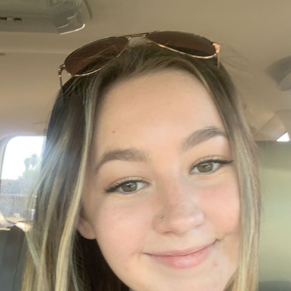 Meet your Posher, Karlie - Picture 1 of 1